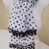 foulard à pois noir avec une bordure au crochet