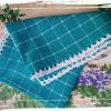 torchon turquoise et blan avec une bordure au crochet 