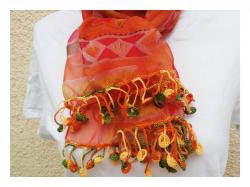 Foulard orangé avec une jolie bordure au crochet faite main