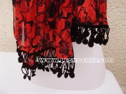 Foulard rouge avec une bordure au crochet