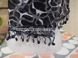 Foulard noir et blanc ave une bordure au crochet