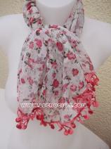 Foulard à fleurs roses avec une bordure au crochet